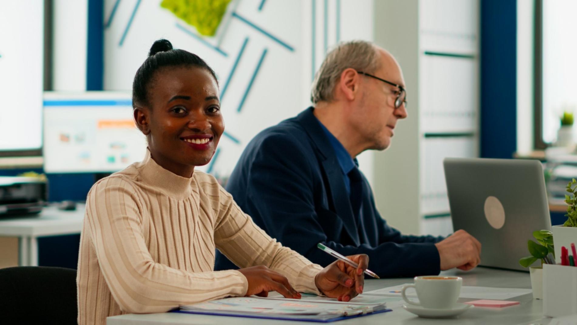 Equipo colaborando en proyectos de seguridad financiera